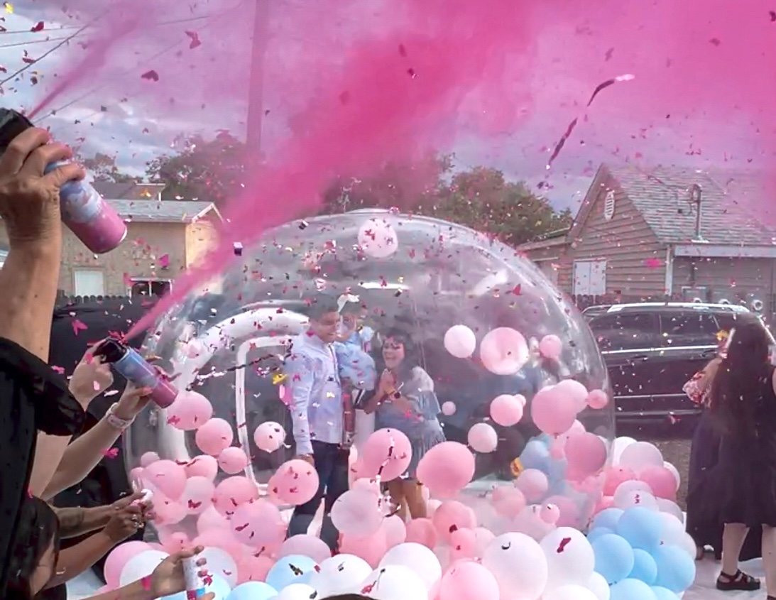 Chuchi's Events gender reveal setup featuring our exclusive bubble house, beautifully decorated with blue and pink balloons for the big reveal. Perfect for outdoor celebrations in Denver, this bubble house creates a stylish and fun atmosphere for both kids and adults. The clear design allows for a unique gender reveal experience while offering a stunning party centerpiece.