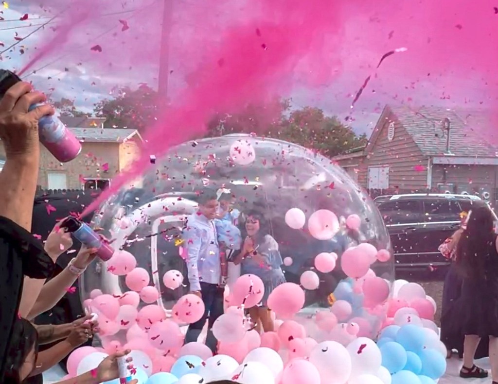 Chuchi's Events gender reveal setup featuring our exclusive bubble house, beautifully decorated with blue and pink balloons for the big reveal. Perfect for outdoor celebrations in Denver, this bubble house creates a stylish and fun atmosphere for both kids and adults. The clear design allows for a unique gender reveal experience while offering a stunning party centerpiece.